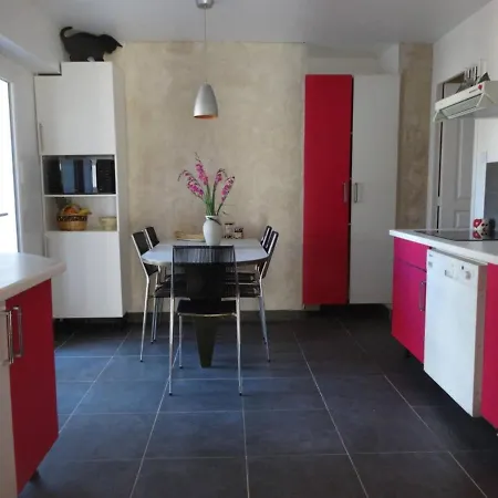Beautiful House Near The Beach, 4 Bedrooms Ferienhaus